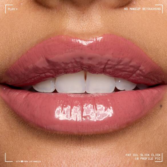 This lightweight, buildable lip oil balmy formula provides 12hr hydration for all day ultra-comfortable wear and care.