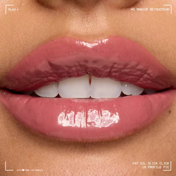 This lightweight, buildable lip oil balmy formula provides 12hr hydration for all day ultra-comfortable wear and care.
